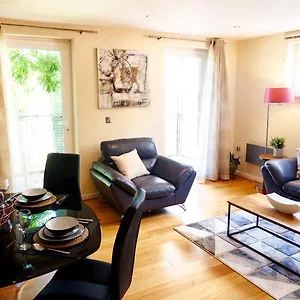 Stunning Close To Station With Free Parking! Apartment